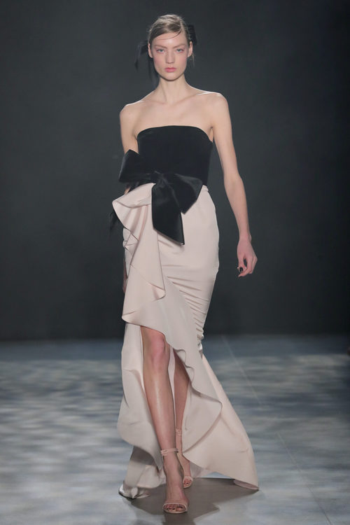 Vestido de corte asimétrico de Marchesa otoño/invierno 2017/2018 en la New York Fashion Week