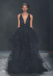 Vestido azul marino con volumen de Marchesa otoño/invierno 2017/2018 en la New York Fashion Week