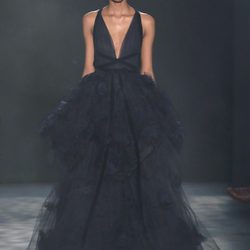 Vestido azul marino con volumen de Marchesa otoño/invierno 2017/2018 en la New York Fashion Week