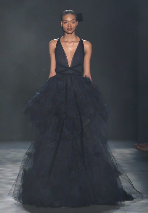 Vestido azul marino con volumen de Marchesa otoño/invierno 2017/2018 en la New York Fashion Week