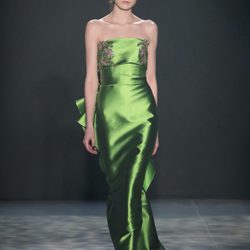 Vestido verde greenery de Marchesa otoño/invierno 2017/2018 en la New York Fashion Week