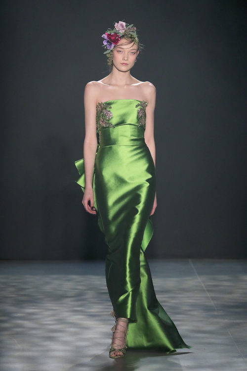 Vestido verde greenery de Marchesa otoño/invierno 2017/2018 en la New York Fashion Week