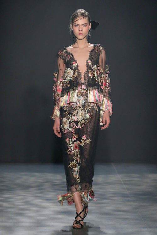 Vestido con flecos de Marchesa otoño/invierno 2017/2018 en la New York Fashion Week