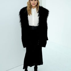 Olivia Palermo con un look bicolor en el desfile de Delpozo en la New York Fashion Week