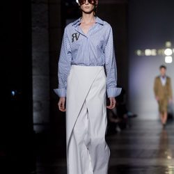 Camisa de rayas de Roberto Verino primavera/verano 2017 en la Madrid Fashion Week