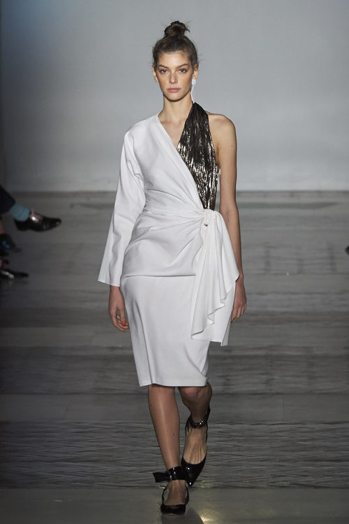 Vestido asimétrico de Roberto Verino primavera/verano 2017 en la Madrid Fashion Week
