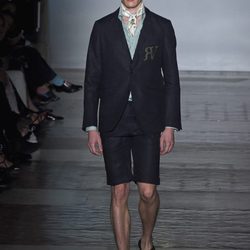 Traje de lino azul de Roberto Verino primavera/verano 2017 en la Madrid Fashion Week