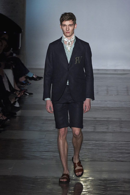 Traje de lino azul de Roberto Verino primavera/verano 2017 en la Madrid Fashion Week