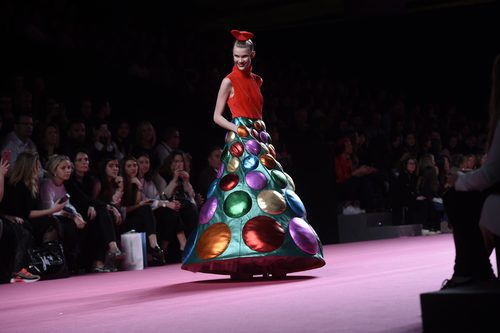 Vestido con volumen de Ágatha Ruiz de la Prada otoño/invierno 2017/2018 en la Madrid Fashion Week