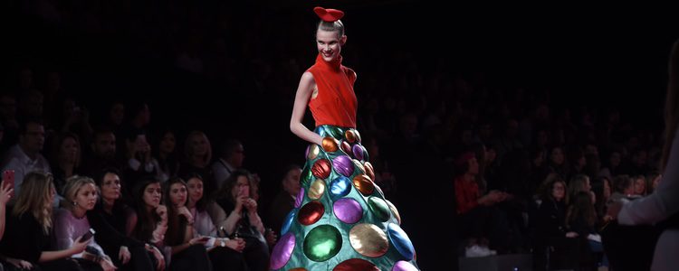 Vestido con volumen de Ágatha Ruiz de la Prada otoño/invierno 2017/2018 en la Madrid Fashion Week