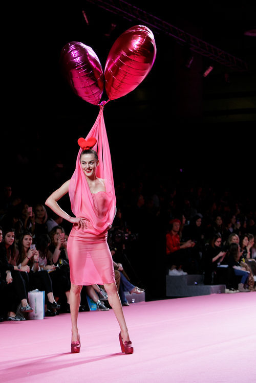 Vestido rosa con globos de Ágatha Ruiz de la Prada otoño/invierno 2017/2018 en la Madrid Fashion Week