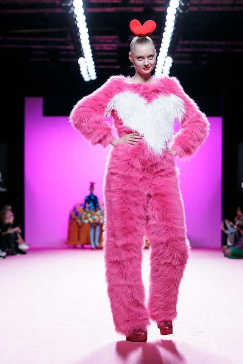 Jumpsuit de tejido de pelo de Ágatha Ruiz de la Prada otoño/invierno 2107/2018 en la Madrid Fashion Week