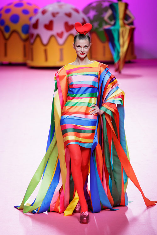 Vestido de varios colores de Ágatha Ruiz de la Prada otoño/invierno 2017/2018 en la Madrid Fashion Week