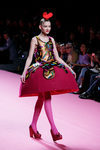 Vestido con forma de tarta con volumen de Ágatha Ruiz de la Prada otoño/invierno 2017/2018 en la Madrid Fashion Week