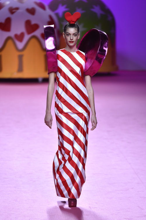 Vestido en forma de caramelo de Ágatha Ruiz de la Prada otoño/invierno 2017/2018 en la Madrid Fashion Week