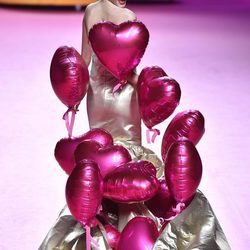 Vestido dorado con globos de Ágatha Ruiz de la Prada otoño/invierno 2017/2018 en la Madrid Fashion Week