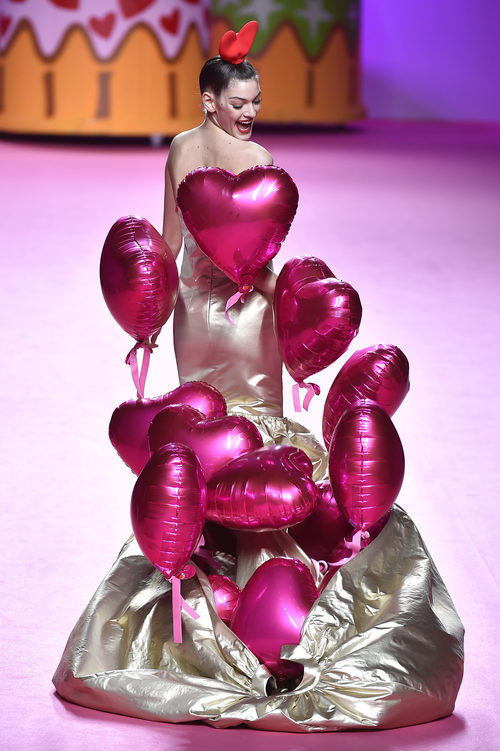 Vestido dorado con globos de Ágatha Ruiz de la Prada otoño/invierno 2017/2018 en la Madrid Fashion Week