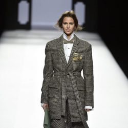 Gabardina principe de gales de Devota & Lomba de la colección otoño/invierno 2017/2018 presentada en Madrid Fashion Week