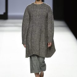 Traje maxi príncipe de Gales de Devota & Lomba de la colección otoño/invierno 2017/2018 presentada en Madrid Fashion Week