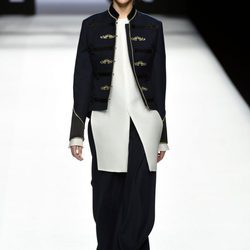 Pantalón ancho y chaqueta militar de Devota & Lomba presentado en la colección otoño/invierno 2017/2018 en Madrid Fashion Week