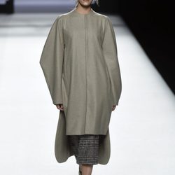 Conjunto beige y gris de Devota & Lomba de la colección otoño/invierno 2017/2018 presentada en Madrid Fashion Week