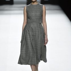 Vestido príncipe de Gales sin manga de Devota & Lomba de la colección otoño/invierno 2017/2018 presentada en Madrid Fashion Week