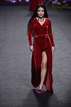 Vestido de terciopelo rojo de Francis Montesinos para la colección otoño/invierno 2017/2018 presentada en Madrid Fashion Week