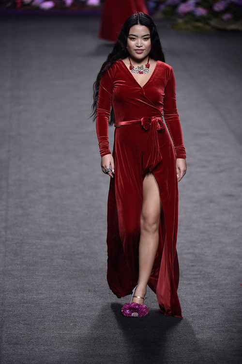 Vestido de terciopelo rojo de Francis Montesinos para la colección otoño/invierno 2017/2018 presentada en Madrid Fashion Week