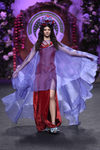 Vestido rojo de terciopelo y capa de gasa de Francis Montesinos para la colección otoño/invierno 2017/2018 presentada en Madrid Fashion Week