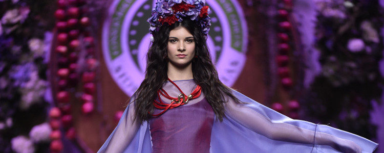 Vestido rojo de terciopelo y capa de gasa de Francis Montesinos para la colección otoño/invierno 2017/2018 presentada en Madrid Fashion Week