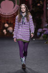Jersey de punto y medias moradas de Francis Montesinos para la colección otoño/invierno 2017/2018 presentada en Madrid Fashion Week