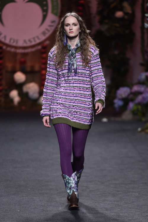 Jersey de punto y medias moradas de Francis Montesinos para la colección otoño/invierno 2017/2018 presentada en Madrid Fashion Week