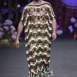 Vestido masculino artesanal de punto hecho a mano de Francis Montesinos para la colección otoño/invierno 2017/2018 presentada en Madrid Fashion Week