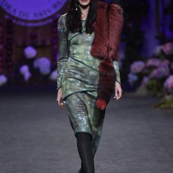 Vestido verde con estola rojo de Francis Montesinos para la colección otoño/invierno 2017/2018 presentada en Madrid Fashion Week
