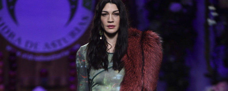 Vestido verde con estola rojo de Francis Montesinos para la colección otoño/invierno 2017/2018 presentada en Madrid Fashion Week