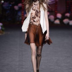 Blusa y falda marrón de Francis Montesinos para la colección otoño/invierno 2017/2018 presentada en Madrid Fashion Week