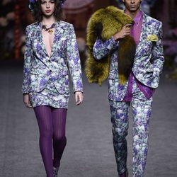 Trajes de mujer y hombres azul con estampado de hortensias de Francis Montesinos para la colección otoño/invierno 2017/2018 presentada en Madrid Fashion We