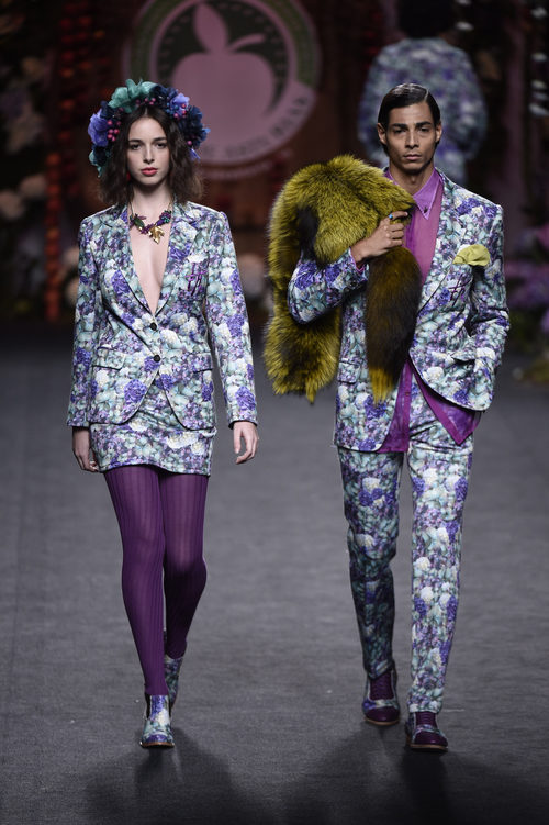 Trajes de mujer y hombres azul con estampado de hortensias de Francis Montesinos para la colección otoño/invierno 2017/2018 presentada en Madrid Fashion We
