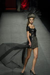 Falda con cola de tul en negro y abalorios de Ion Fiz en su colección otoño/invierno en la Mercedes Benz Fashion Week Madrid