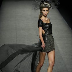 Falda con cola de tul en negro y abalorios de Ion Fiz en su colección otoño/invierno en la Mercedes Benz Fashion Week Madrid