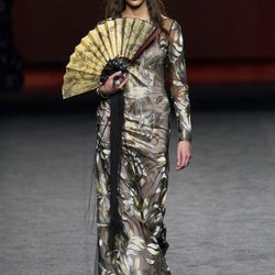 Vestido ceñido estampado de Ion Fiz en su colección otoño/invierno en la Mercedes Benz Fashion Week Madrid