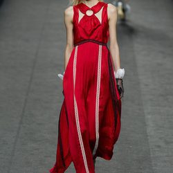 Vestido rojo con cuello cruzado de Ion Fiz en su colección otoño/invierno en la Mercedes Benz Fashion Week Madrid