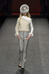Pantalón y jérsey con pluma de Ion Fiz en su colección otoño/invierno en la Mercedes Benz Fashion Week Madrid