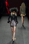 Conjunto falda y jersey de puño de pluma de Ion Fiz en su colección otoño/invierno en la Mercedes Benz Fashion Week Madrid