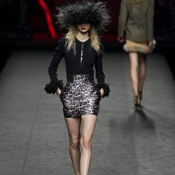 Conjunto falda y jersey de puño de pluma de Ion Fiz en su colección otoño/invierno en la Mercedes Benz Fashion Week Madrid