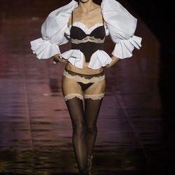 Conjunto negro con puntilla en el desfile de Andrés Sardá en Madrid Fashion Week otoño/invierno 2017/2018
