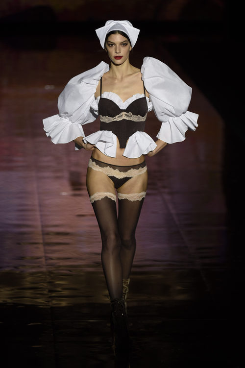 Conjunto negro con puntilla en el desfile de Andrés Sardá en Madrid Fashion Week otoño/invierno 2017/2018