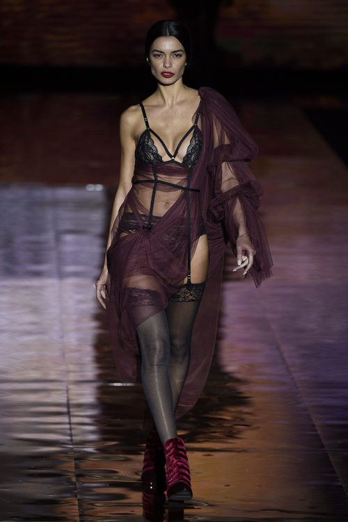 Tul berenjena en el desfile de Andrés Sardá en Madrid Fashion Week otoño/invierno 2017/2018