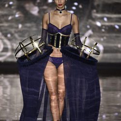 Conjunto morado en el desfile de Andrés Sardá en Madrid Fashion Week otoño/invierno 2017/2018