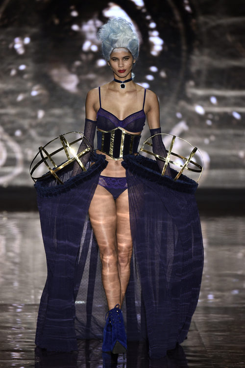 Conjunto morado en el desfile de Andrés Sardá en Madrid Fashion Week otoño/invierno 2017/2018